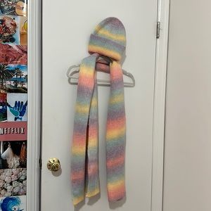 Bloomingdale’s never worn hat and scarf set!